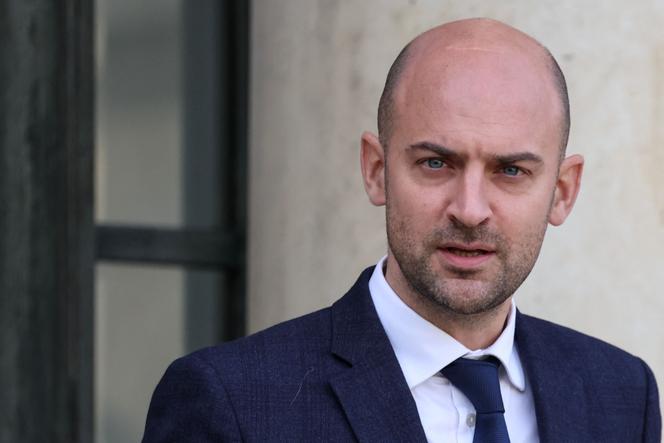 وزير أوروبا والشؤون الخارجية الفرنسي جان نويل بارو يغادر قصر الإليزيه في باريس في 18 نوفمبر 2025 بعد اجتماع حول تهريب المخدرات.