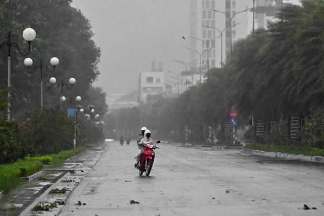 سائقو الدراجات النارية في مهب الريح مع وصول إعصار كالميجي، إلى مقاطعة جيا لاي، فيتنام، 6 نوفمبر 2025. 