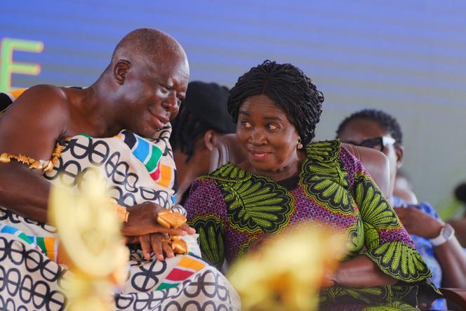 أسانتان أوتومفو نانا أوسي توتو الثاني (يسار)، 75 عامًا، يتحدث مع نائب رئيس غانا، نانا جين أوبوكو-أجيمانج (يمين)، 73 عامًا، في أفريسيباكروم، غانا، 30 أكتوبر 2025. 