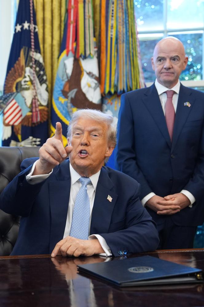 دونالد ترامب (يسار) وجياني إنفانتينو رئيس الاتحاد الدولي لكرة القدم في البيت الأبيض بواشنطن في 17 نوفمبر 2025. 