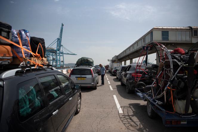 ركاب على متن عبارة متجهة إلى طنجة (المغرب) في ميناء الجزيرة الخضراء (إسبانيا) في 15 يونيو 2022. 