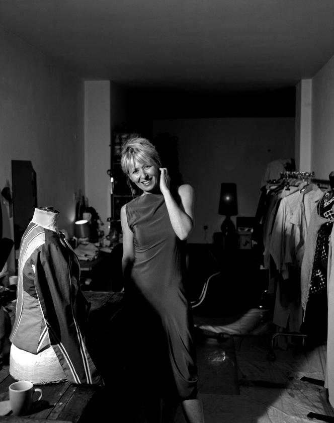 المصممة البلجيكية مارينا يي، في ورشة عملها في بروكسل، في أغسطس 2003.