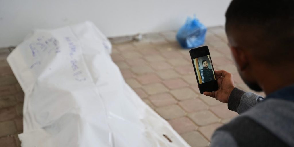 مباشر: غزة: بعد إعادة رفات رهينة إسرائيلية تعيد جثث 15 فلسطينيا قتلوا في القطاع