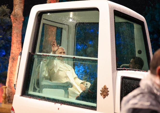 البابا ليو الرابع عشر يحيي حشد البابا عند وصوله إلى القصر الرئاسي في بعبدا، لبنان، 30 نوفمبر 2025. 