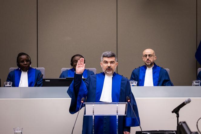 القاضي الفرنسي نيكولا غيو يؤدي اليمين الدستورية في مقر المحكمة الجنائية الدولية في لاهاي (هولندا) في 8 مارس 2024.