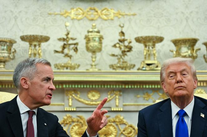 رئيس الوزراء الكندي مارك كارني والرئيس الأمريكي دونالد ترامب في المكتب البيضاوي بالبيت الأبيض في واشنطن في 7 أكتوبر 2025.