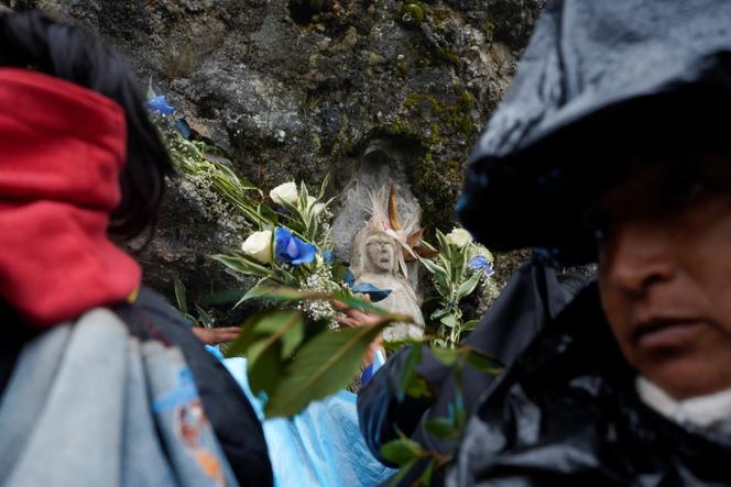 قرابين لعذراء المياه، في كويمساكوشا، في مقاطعة أزواي، خلال مسيرة للاحتجاج على حصول مجموعة دندي للمعادن الثمينة على ترخيص، 19 يوليو 2025.