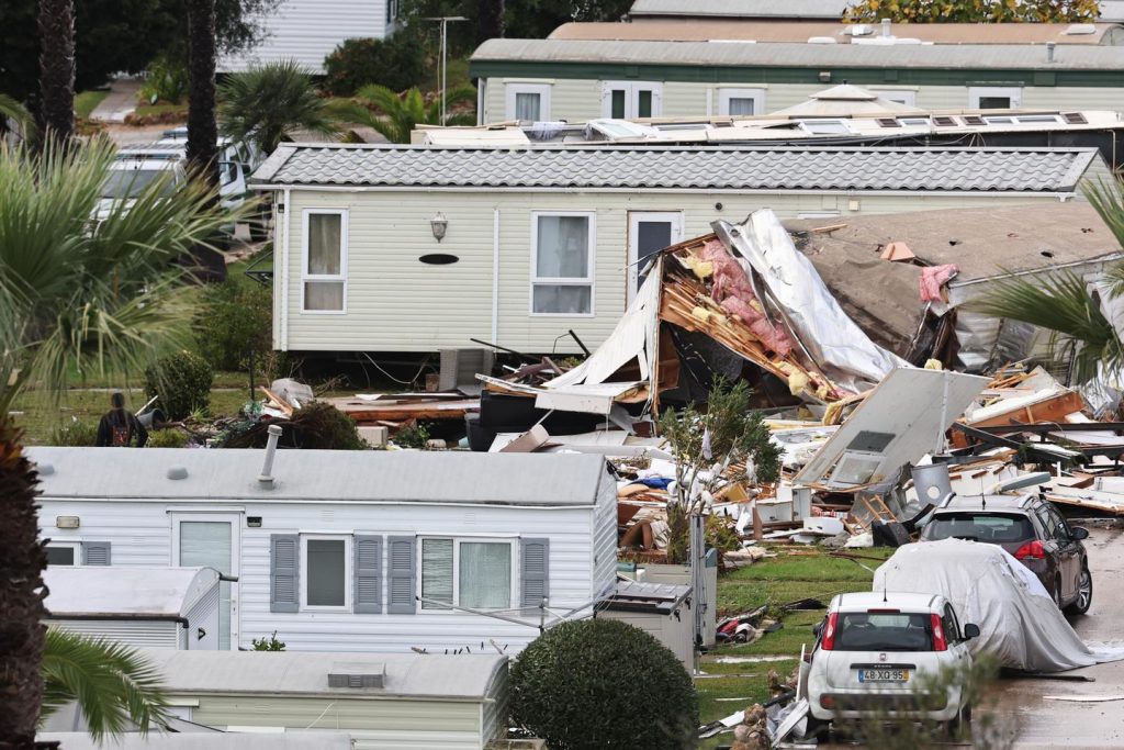 ثلاثة قتلى بعد أن ضربت العاصفة كلوديا البرتغال والمملكة المتحدة