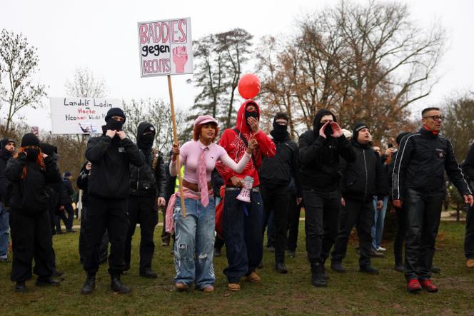 خلال مظاهرة ضد مؤتمر حزب البديل من أجل ألمانيا اليميني المتطرف المنعقد في مدينة جيسن (هسن)، السبت 29 نوفمبر 2025.