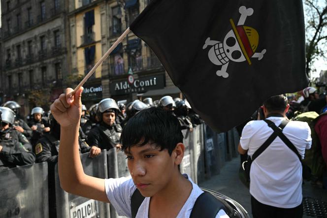 خلال مسيرة نظمتها حركة تسمى “الجيل Z” ضد حكومة الرئيسة المكسيكية كلوديا شينباوم، في شارع ريفورما في مكسيكو سيتي، 20 نوفمبر 2025.