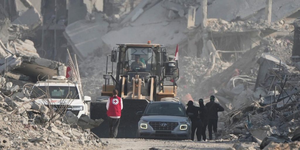 بث مباشر من غزة: انتشلت إسرائيل جثة قدمتها حماس على أنها جثة رهينة إسرائيلية وسلمها الصليب الأحمر