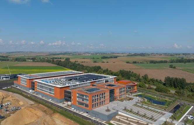 على موقع مصنع هواوي في بروماث (الراين الأسفل) 30 سبتمبر 2025.