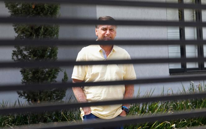 الرئيس البرازيلي السابق جايير بولسونارو أمام مقر إقامته في برازيليا، 3 سبتمبر 2025.