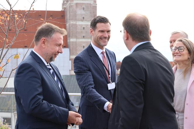 وزير الهجرة السويدي يوهان فورسيل (الثاني على اليسار) في اجتماع ميونيخ للهجرة في ميونيخ في 4 أكتوبر 2025. 