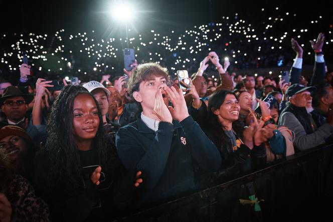 خلال تجمع انتخابي للمرشح الديمقراطي لمنصب عمدة نيويورك زهران ممداني في ملعب فورست هيلز في نيويورك في 26 أكتوبر 2025. 