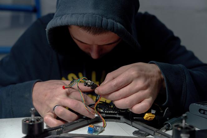 جندي من لواء خارتيا يقوم بتجميع طائرة بدون طيار، الجمعة 7 نوفمبر 2025، في خاركيف أوبلاست، أوكرانيا.