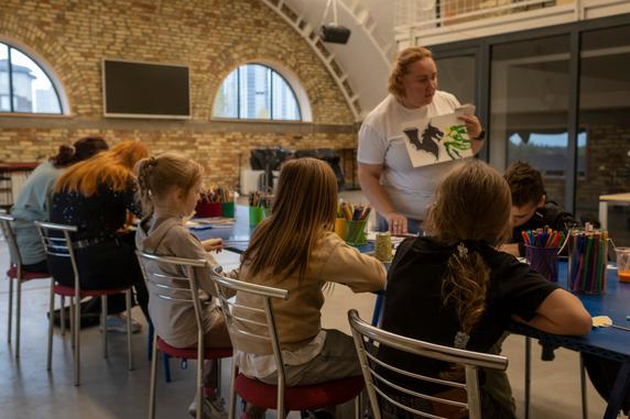 ورشة عمل للعلاج بالفن نظمتها منظمة 