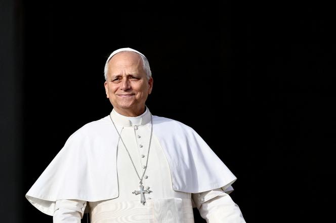 البابا لاون الرابع عشر يحيي المؤمنين أمام كاتدرائية القديس بطرس في الفاتيكان، 16 نوفمبر 2025. 