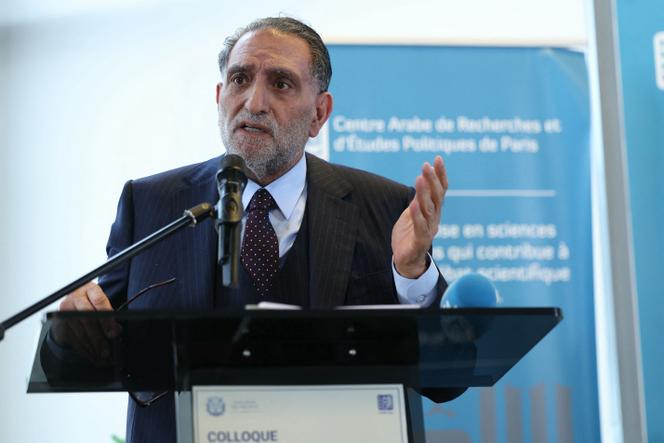 عزمي بشارة، مدير المركز العربي للأبحاث والدراسات السياسية (كارب)، خلال مؤتمر “فلسطين وأوروبا: ثقل الماضي والديناميات المعاصرة”، في كاريب، بباريس، 13 نوفمبر 2025.