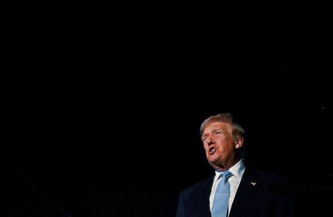 الرئيس الأمريكي دونالد ترامب يتحدث إلى وسائل الإعلام أثناء صعوده على متن طائرة الرئاسة المتجهة إلى واشنطن في مطار بالم بيتش الدولي في ويست بالم بيتش، فلوريدا، الولايات المتحدة، 16 نوفمبر 2025. 