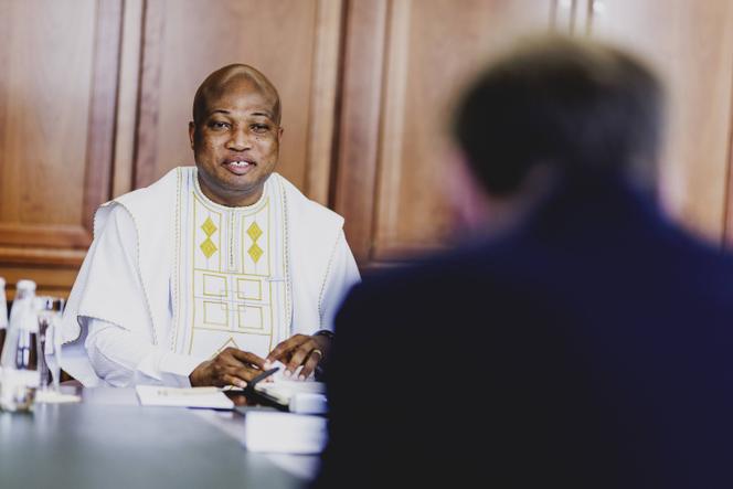 صامويل أوكودزيتو أبلاكوا، وزير خارجية غانا، في برلين، 13 مايو 2025.