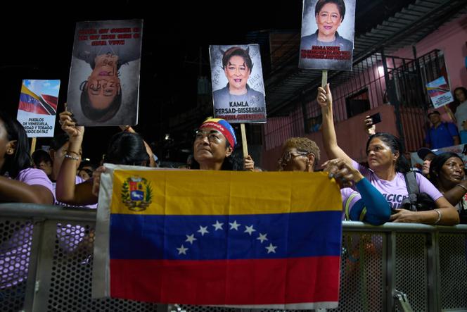 متظاهرون يحتجون ضد رئيسة وزراء ترينيداد وتوباغو، كاملا بيرساد بيسيسار، خلال مسيرة نظمتها الحكومة الفنزويلية، في كاراكاس، 28 أكتوبر 2025.