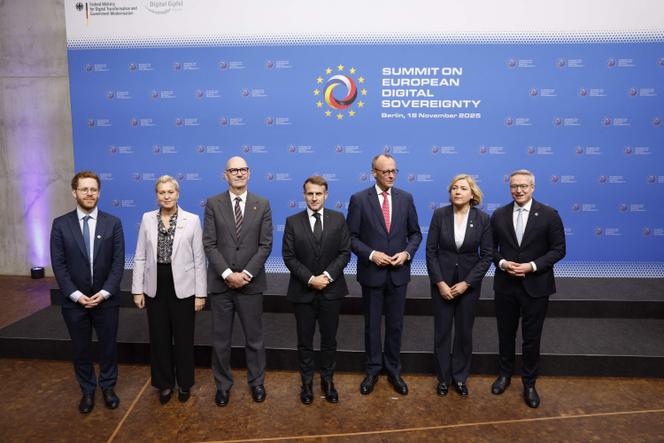 من اليسار إلى اليمين: ديفيد أميل، وزير الخدمة العامة وإصلاح الدولة؛ آن لو هينانف، وزيرة الذكاء الاصطناعي والشؤون الرقمية؛ ورولاند ليسكور، وزير الاقتصاد والمالية؛ إيمانويل ماكرون، رئيس الجمهورية؛ فريدريش ميرز، المستشار الألماني؛ هينا فيركونن، نائبة الرئيس التنفيذي للمفوضية للسيادة الرقمية وكارستن وايلدبيرجر، وزير الرقمنة وتحديث الدولة الألماني، في القمة الأوروبية للسيادة الرقمية، 18 نوفمبر 2025، في برلين.