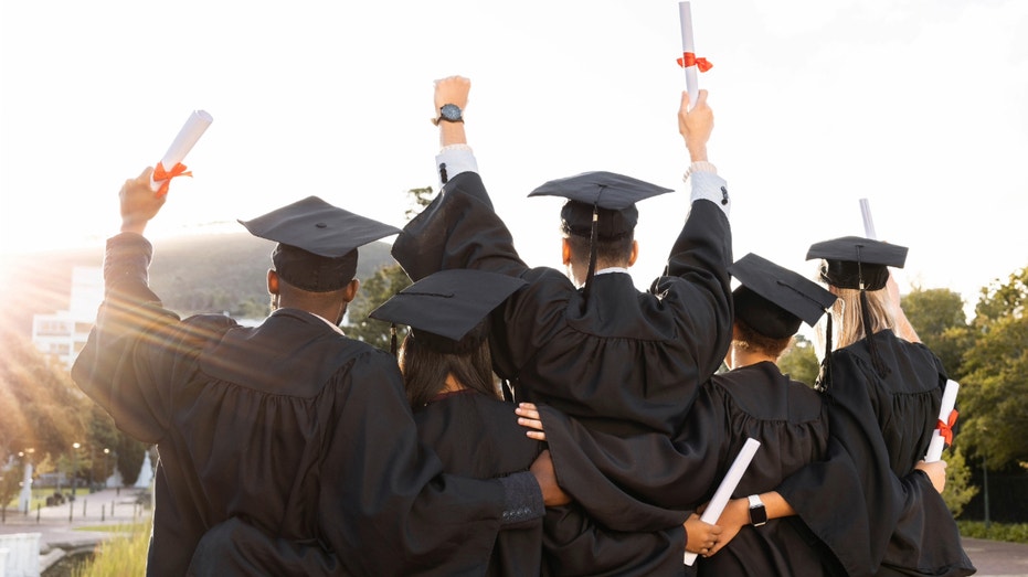 خريجي الكلية