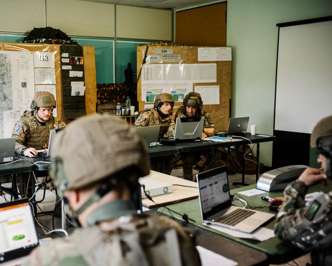 في مركز القيادة، أثناء تمرين للفوج السادس RMAT (فوج المعدات) والفوج 44 RT (فوج النقل)، بالقرب من جريسويلر (Bas-Rhin)، 14 أكتوبر 2025.