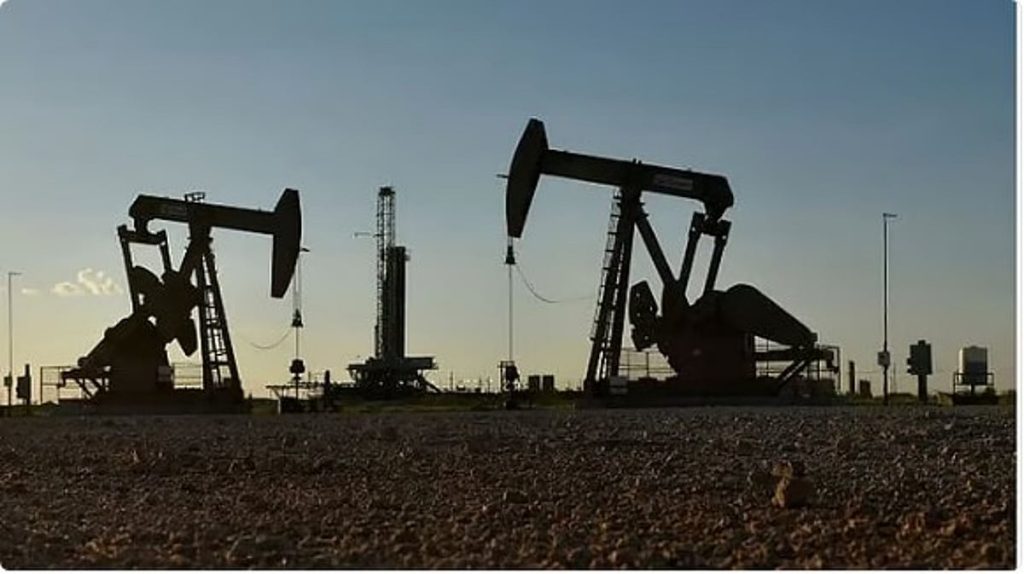 أسعار النفط تسجل خسائر متتالية للشهر الثالث.. وخام برنت يسجل 65 دولارا