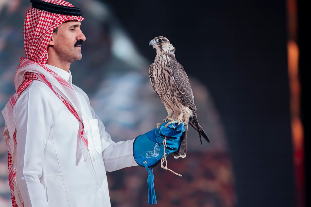 بيع صقرين بـ200 ألف ريال في الليلة الـ26 لمزاد نادي الصقور السعودي 2025