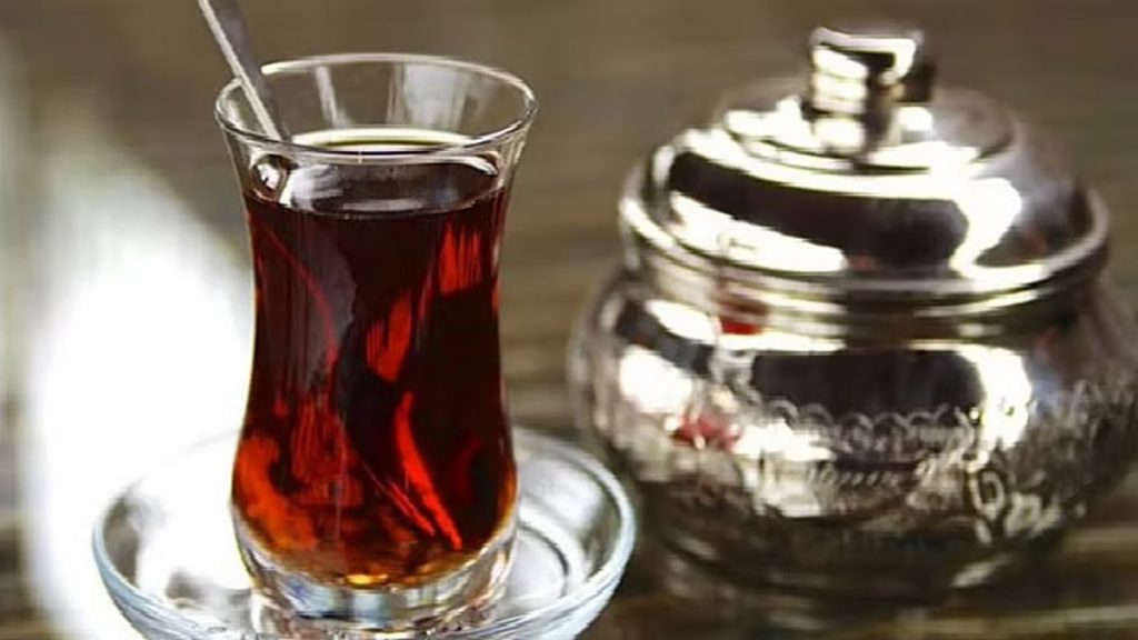 أستاذ فسيولوجيا الجهد البدني: شرب الشاي يقلل خطر الإصابة بالخرف بنسبة 29%