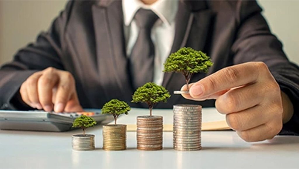 خبير: الاستثمار بفائض الأموال وليس بالقروض