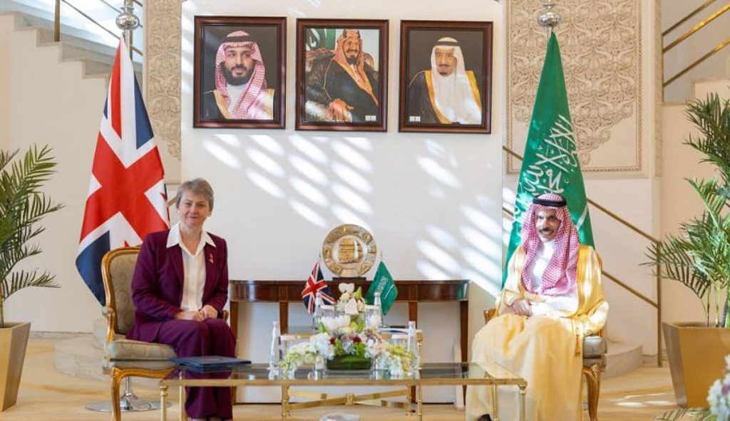 وزير الخارجية يبحث مع نظيرته البريطانية آخر مستجدات الأوضاع في المنطقة