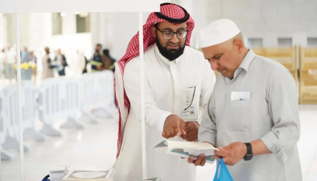 رئاسة الشؤون الدينية توزّع كتيّبات علمية وتوجيهية لزوار بيت الله الحرام
