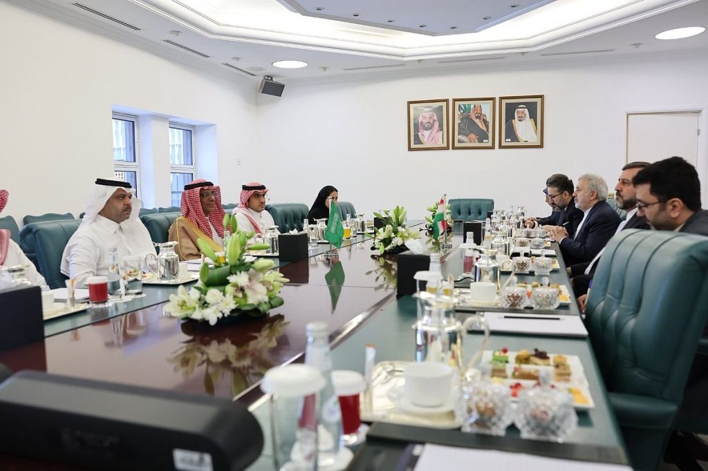 وكيل «الخارجية» يبحث تعزيز التعاون مع نظيره الإيراني