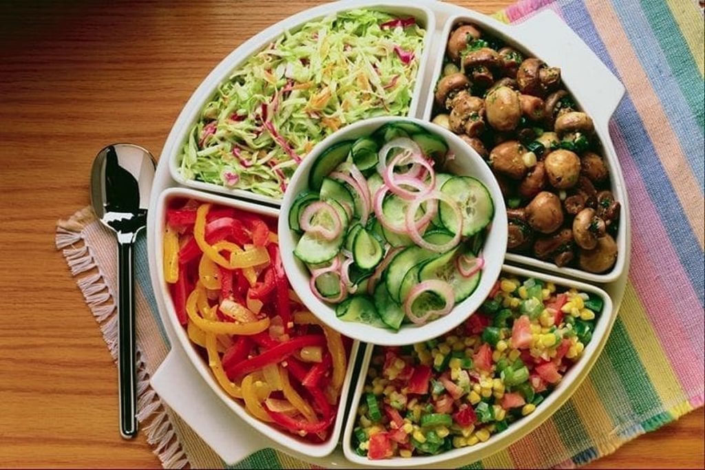 أخصائية: السلطات في بعض المطاعم تحولت من طبق صحي إلى وجبة مليئة بالزيوت