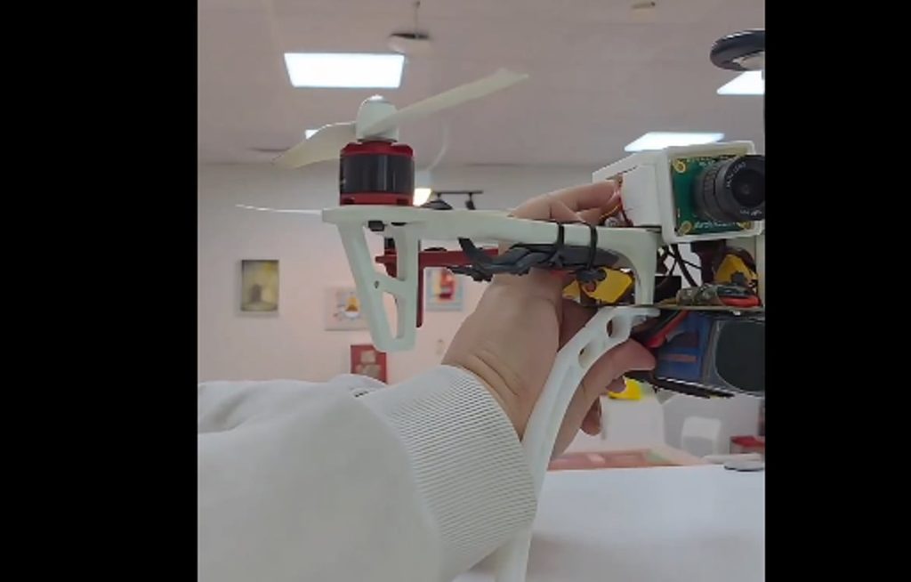 طلاب سعوديون في الجبيل الصناعية يطورون درون إسعافي طائر