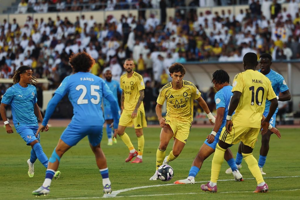 النصر يهزم نيوم بثلاثية وينفرد بصدارة الدوري السعودي