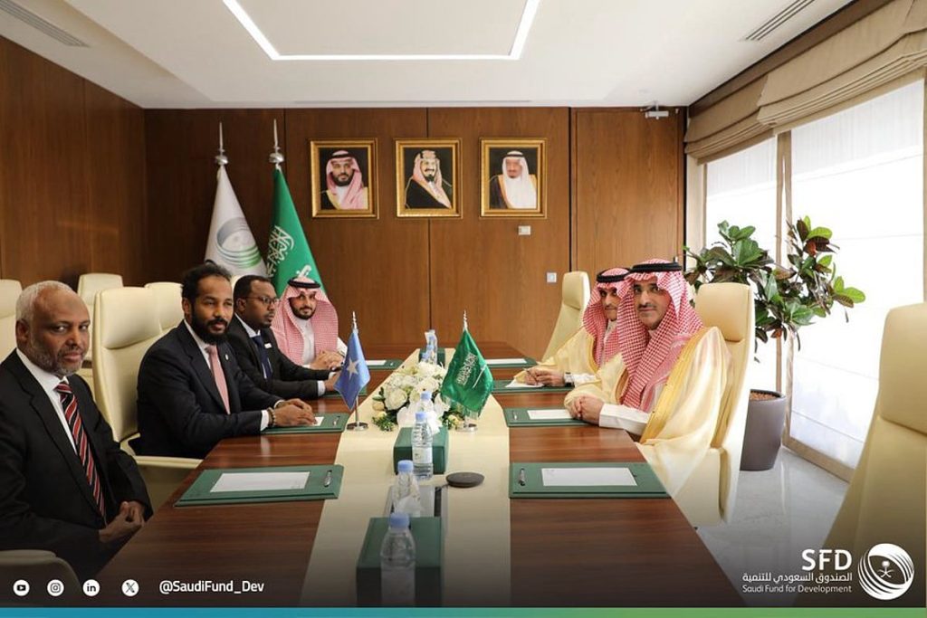 رئيس الصندوق السعودي للتنمية يلتقي وزير الشباب والرياضة الصومالي لتعزيز التعاون التنموي
