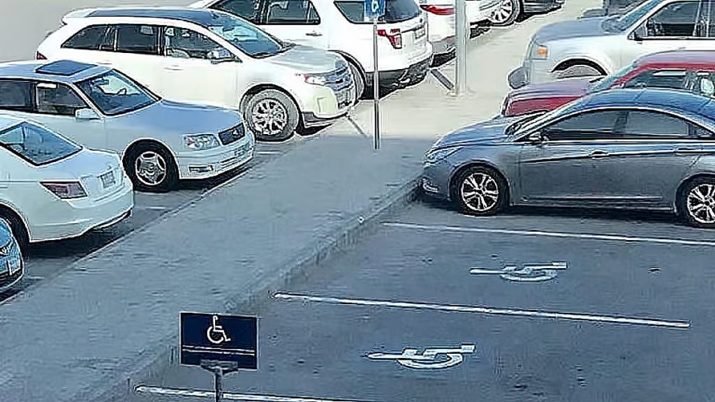 المرور: ضبط 2260 مركبة مخالفة متوقفة في الأماكن المخصصة لذوي الإعاقة