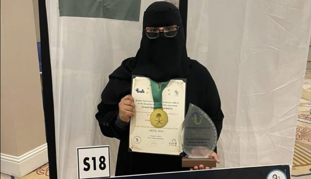 «جنا معشي» طالبة جامعة جازان تتألق بالذهبية في «SGiE 2025» بنظام ذكي لمعالجة المياه الرمادية