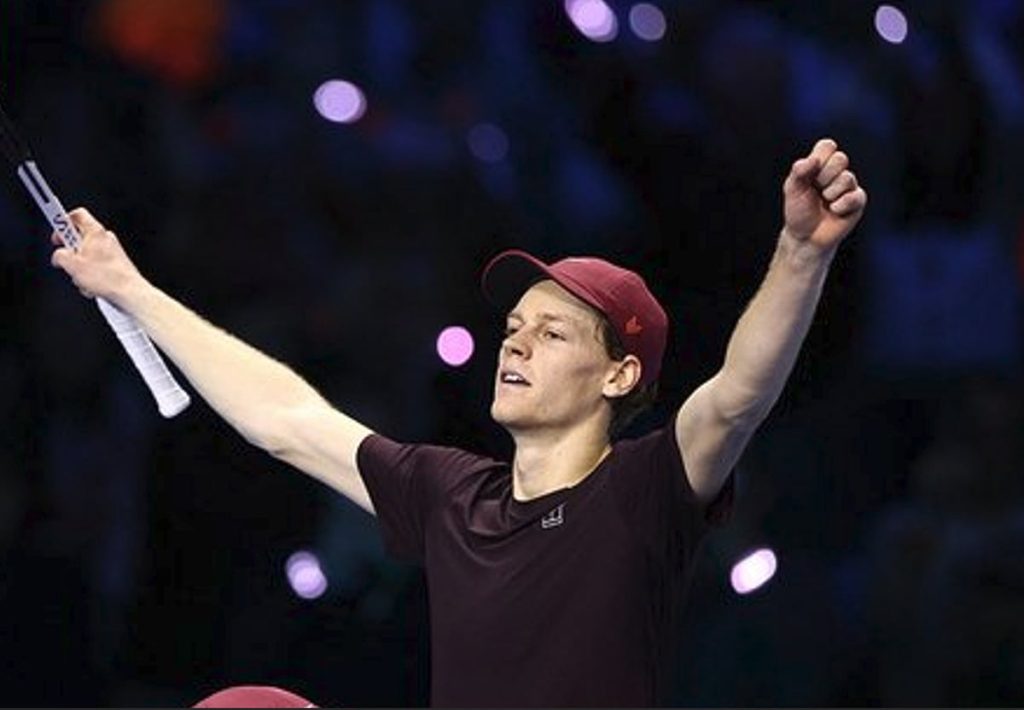 الإيطالي سينر يتوج بلقب البطولة الختامية للتنس للعام الثاني تواليًا بعد تغلبه على الإسباني ألكاراز