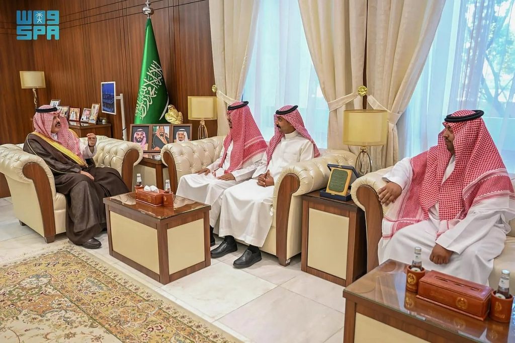 أمير حائل يستقبل عددًا من المواطنين لإنقاذهم حياة وافدين من الجنسية الصينية جراء السيول