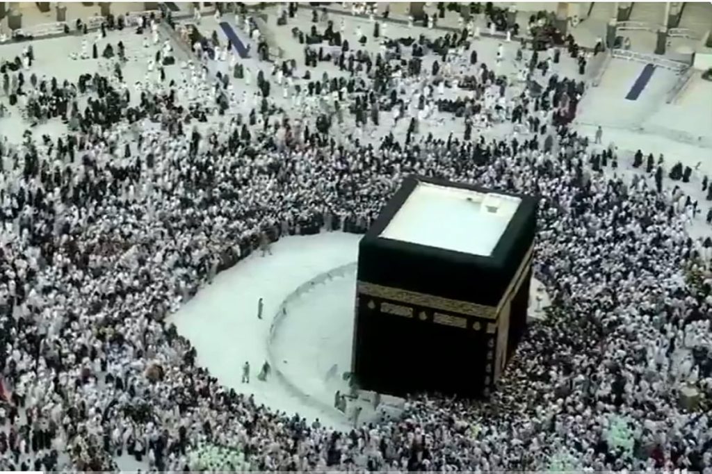 تعقيم مستمر في المسجد الحرام وسط تزايد أعداد الطائفين