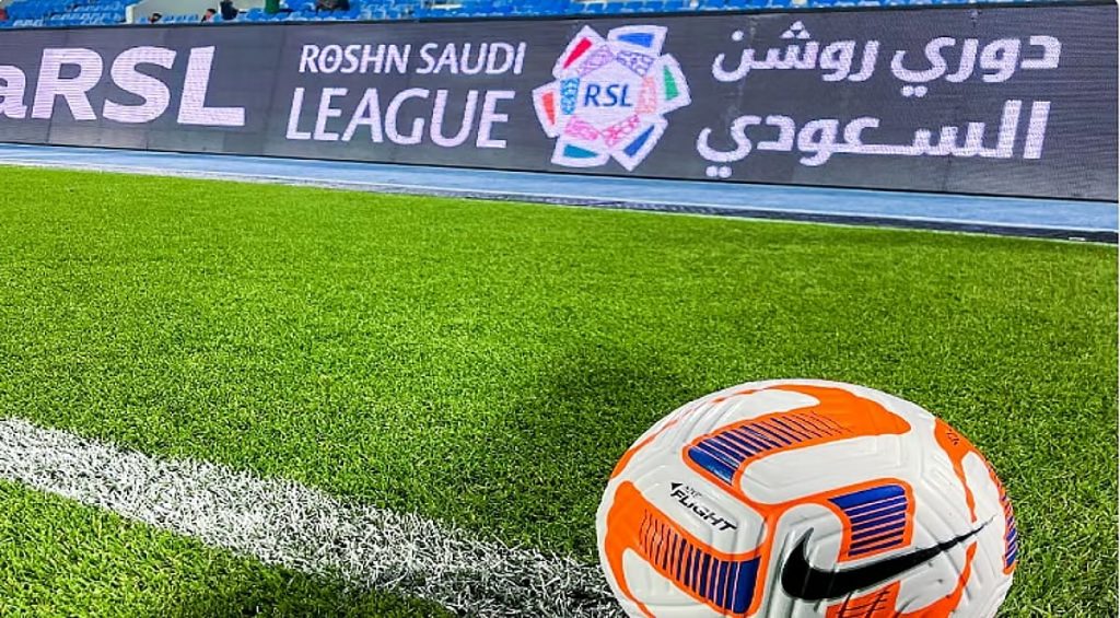 النصر يواصل تصدر دوري روشن برباعية في شباك الخليج