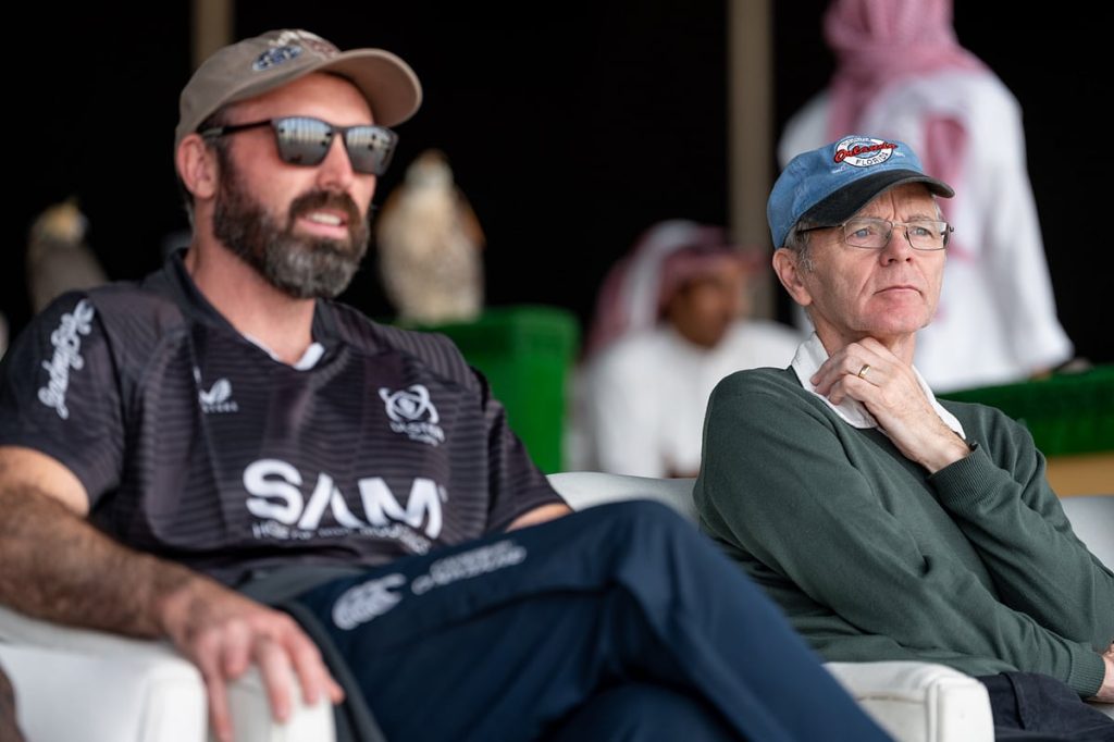 زوار أوروبيون يوثّقون تجربتهم الأولى في حضور سباقات الصقور في كأس نادي الصقور السعودي 2025