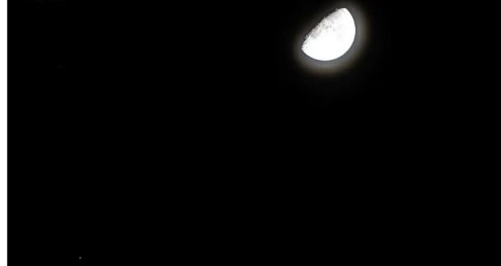 سماء الحدود الشمالية تتزين باقتران القمر بكوكب زحل