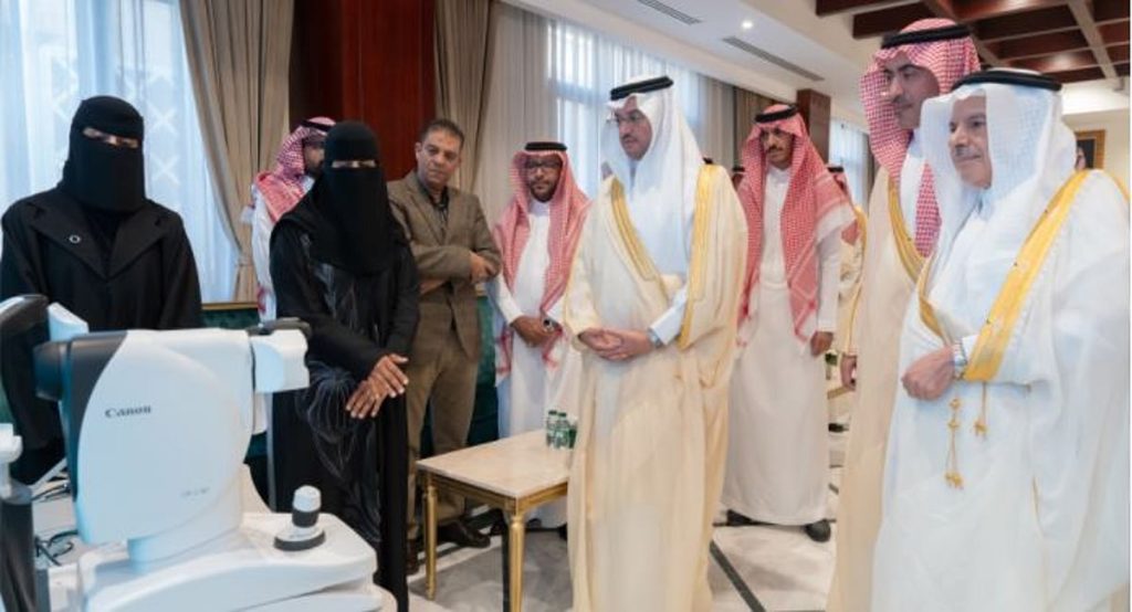 محافظ الأحساء يُدشِّن مبادرتي «سكرك بأمان» و«الشرقية مبصرة»