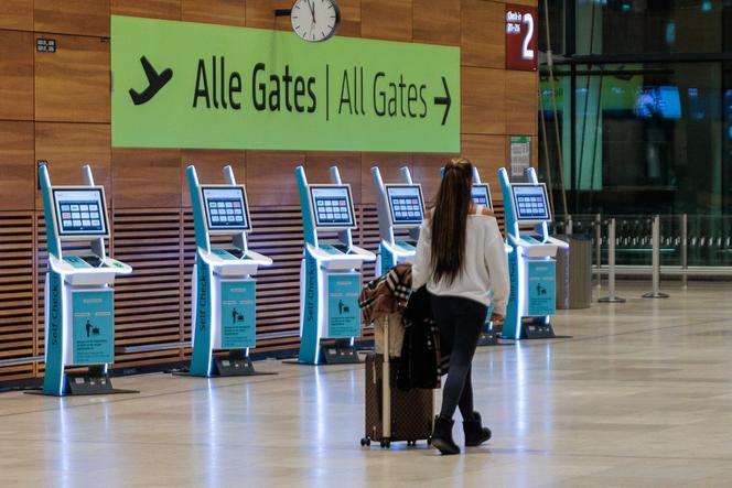 راكب يسير عبر مطار براندنبورغ بعد إغلاقه في وقت سابق من المساء بسبب رؤية طائرة بدون طيار، 31 أكتوبر 2025.